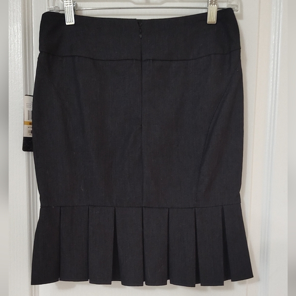 NWT Rampage lightweight pencil skirt with ruffled hem Size 3 - Picture 2 of 8